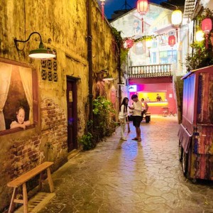 Chinese Heritage and Kwai Chai Hong - Van Tour (HOT)