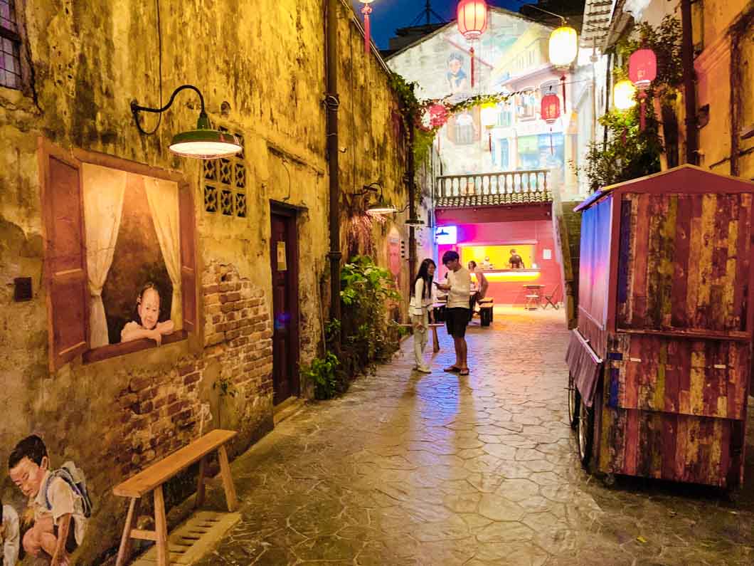 Chinese Heritage and Kwai Chai Hong - Van Tour (HOT)